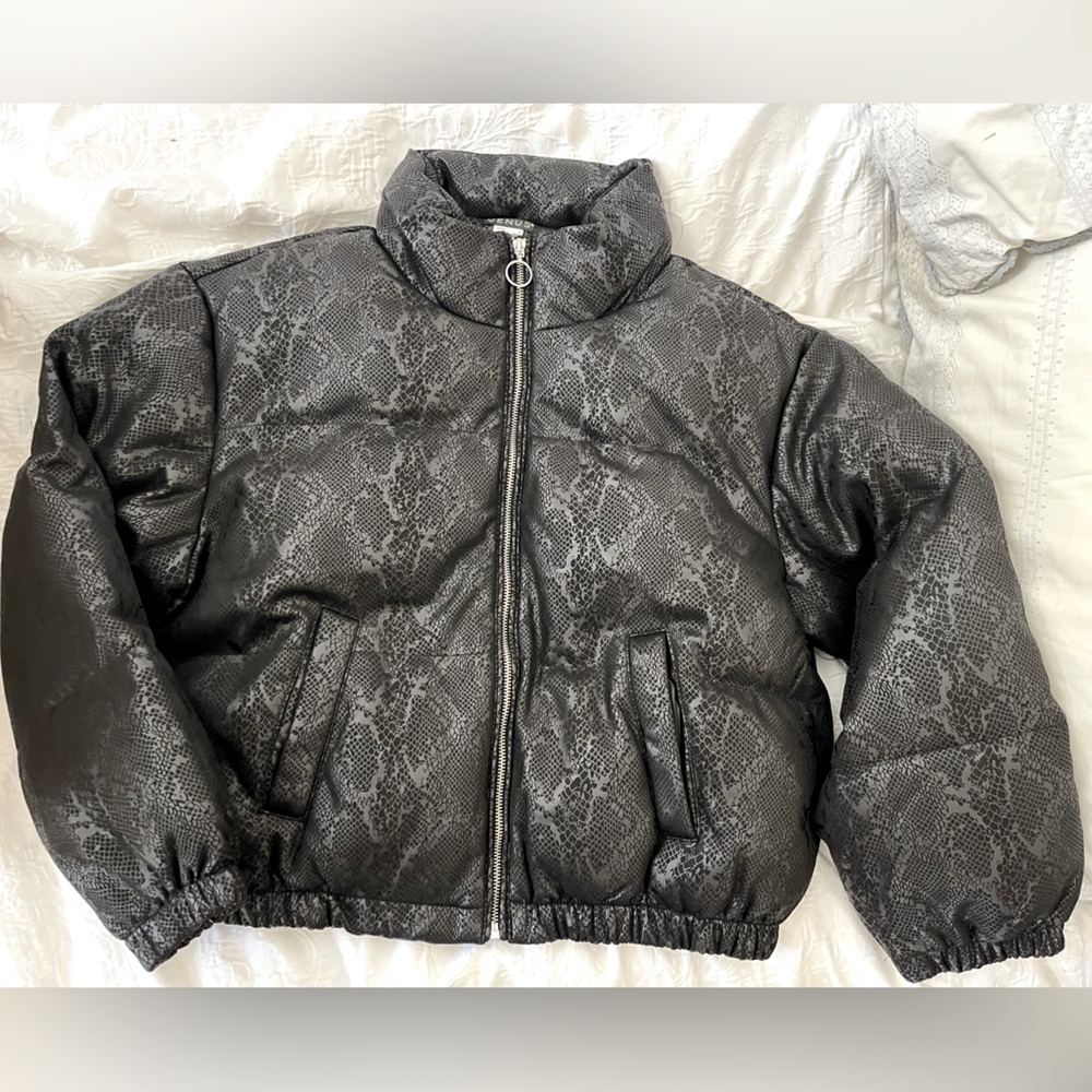 Black snakeskin pattern puffer jacket